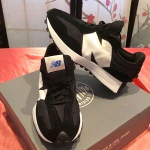 NWOT New Balance Unisex 327 8 us W / 6.5 us M